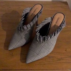 🎄5/$40. Gianni Bini Houndstooth Check Ruffle Heels